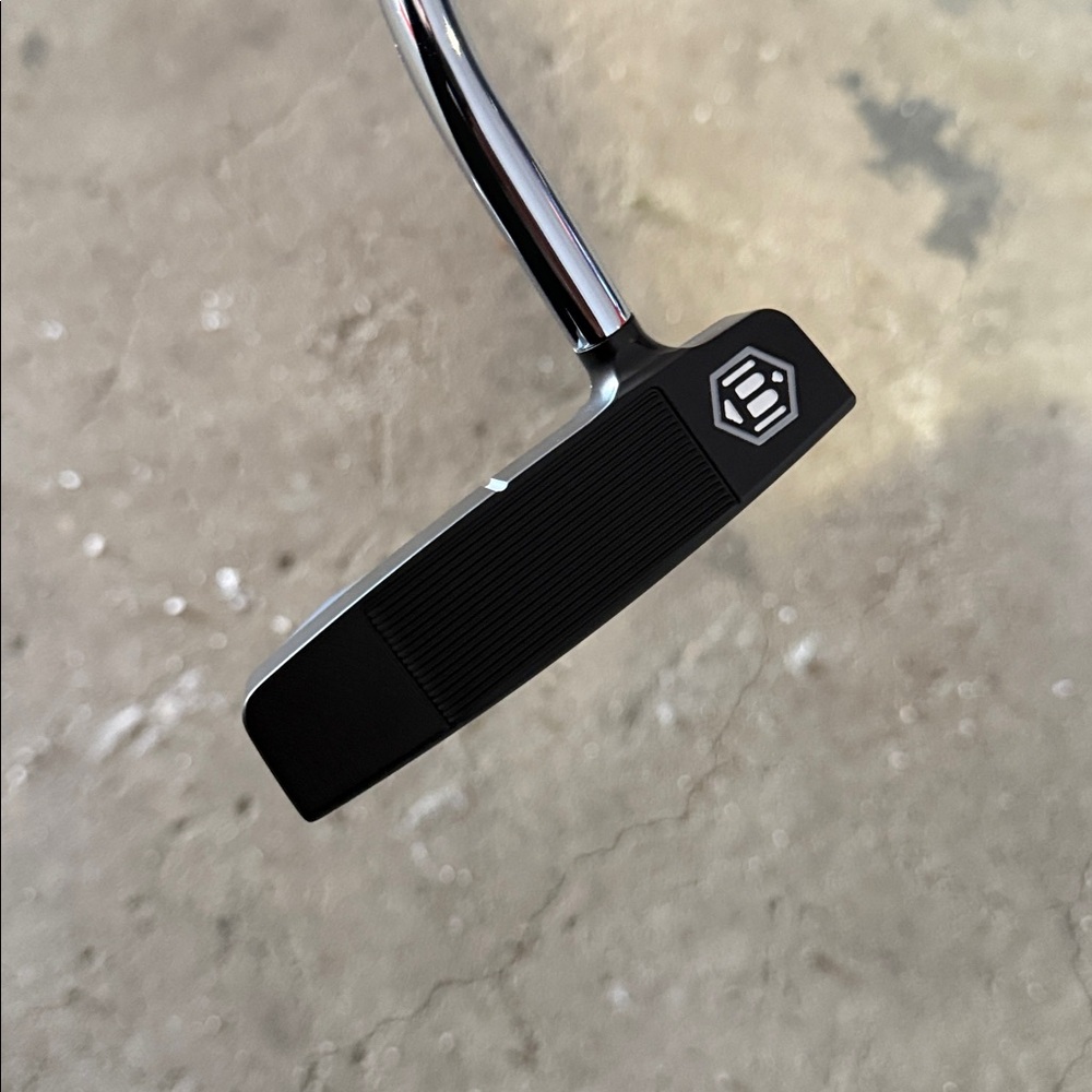 Like NEW Bettinardi 2024 Inovai 6.0 Series Slant putter with headcover - Picture 3 of 5